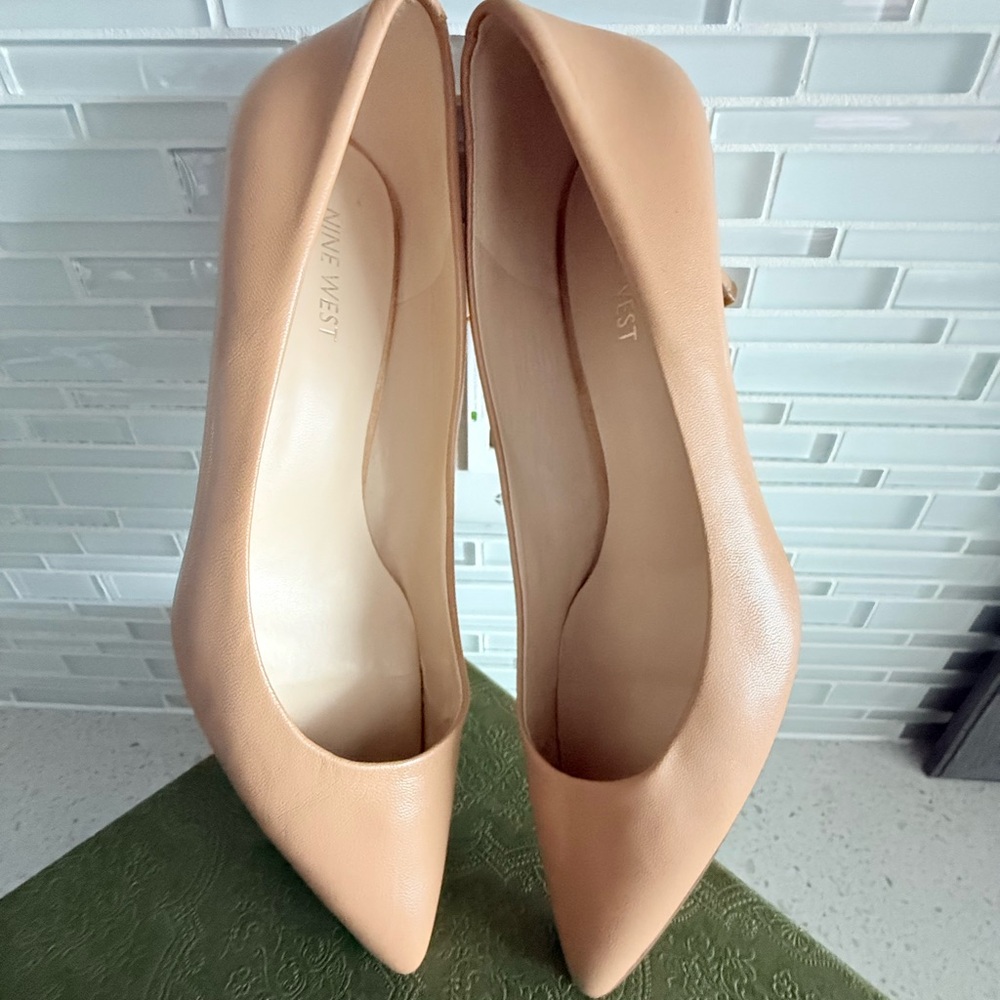 Nine West Women's Nude Toe Point 7.5W Heels Natural Tone Low Heel